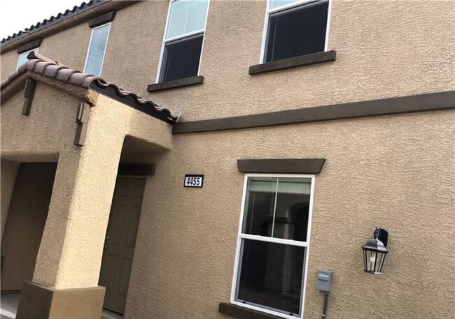 Building Photo - Near Neliis AFB Townhome Gated