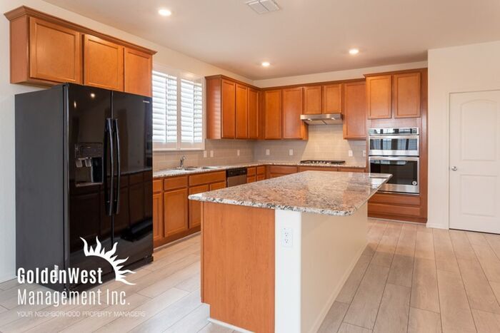 Foto principal - Bright & Airy 4 Bdm 2Ba in Quiet Neighborh...