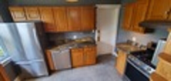 Building Photo - Beautifully Rehabbed Central Oakmont apart...