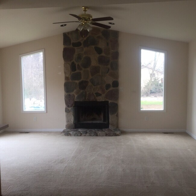 Building Photo - BEAUTIFUL 3 BEDROOM RANCH W/ATTACHED 2 CAR...