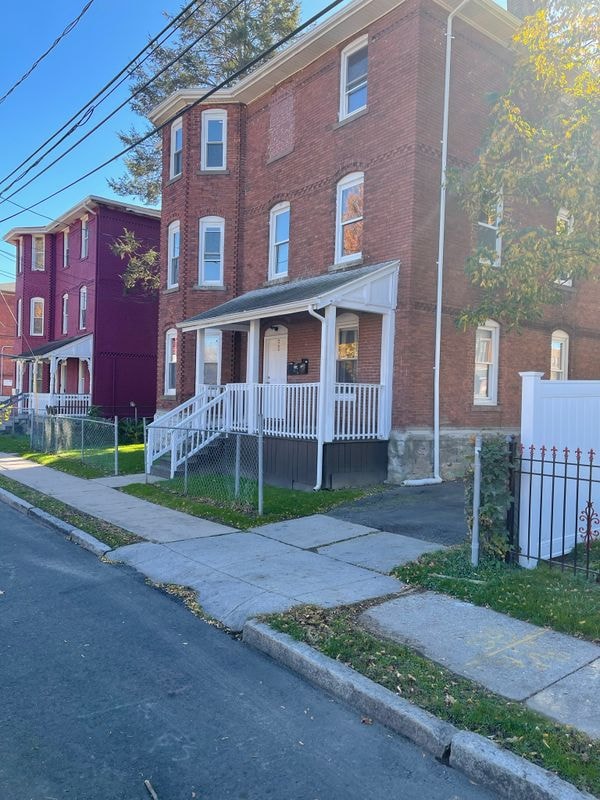 63 Seyms St Unit 1st Floor, Hartford, CT 06120 Room for Rent in