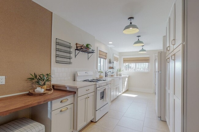 Building Photo - 1610 Las Lomas Rd NE