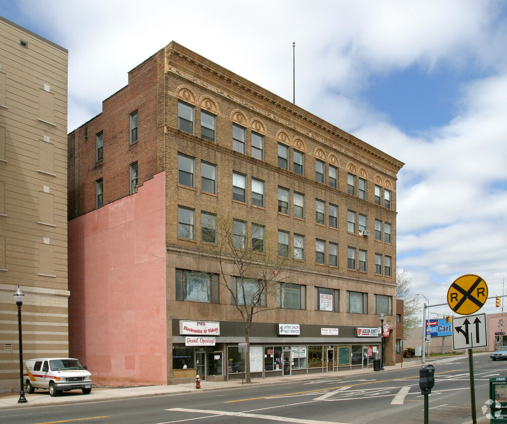 Building Photo - 292-300 Main St