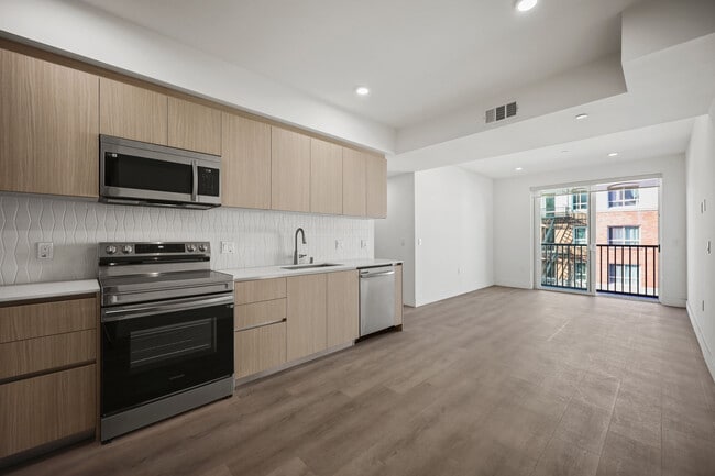 Building Photo - 7050 Hawthorn – Apartments & Co-Living
