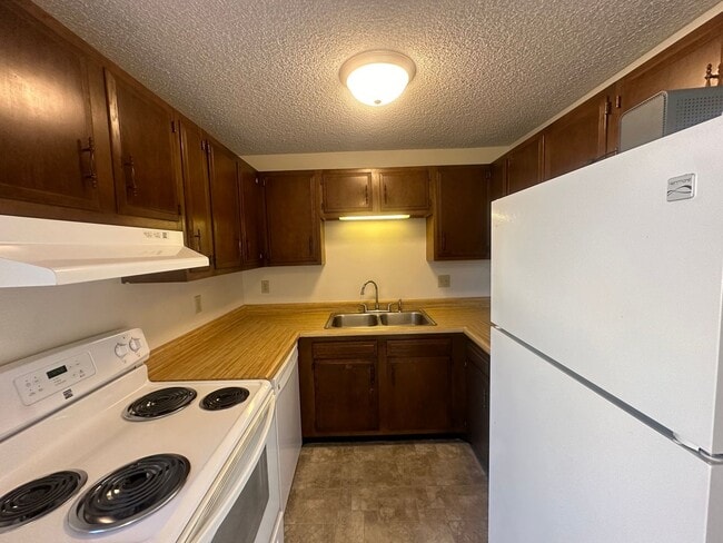 Building Photo - Two bedroom, One and one half bathroom tow...
