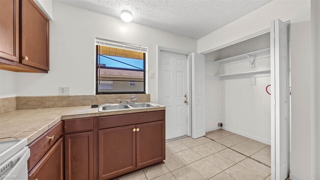 Building Photo - 2 br, 1 bath Duplex - 1236 Josephine Street