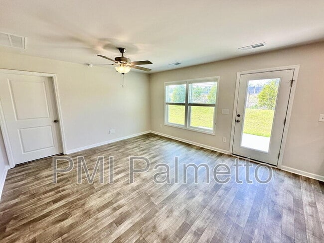 Foto del edificio - 4131 Half Mast Lp