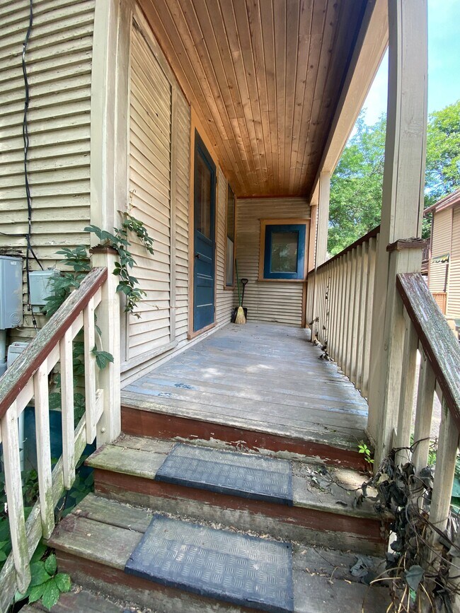 Back Entry - 415 W Doty St