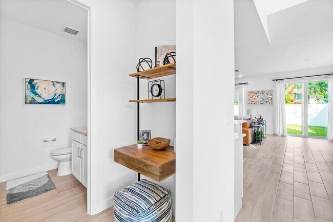 Foto del edificio - 22851 Hillgard Ave