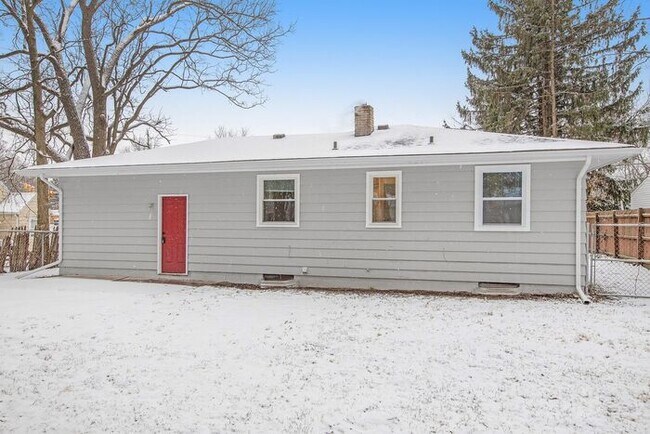 Building Photo - 2/1 Ranch Style Home