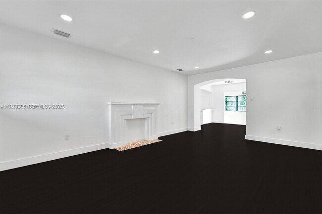 Foto del edificio - 9173 Byron Ave