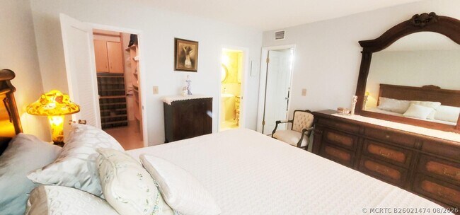 Building Photo - 1051 Hillsboro Mile