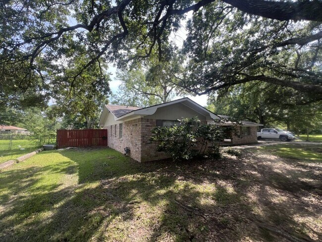 Foto del edificio - Charming 3 Bedroom Home in a Prime Zachary Location & School District!