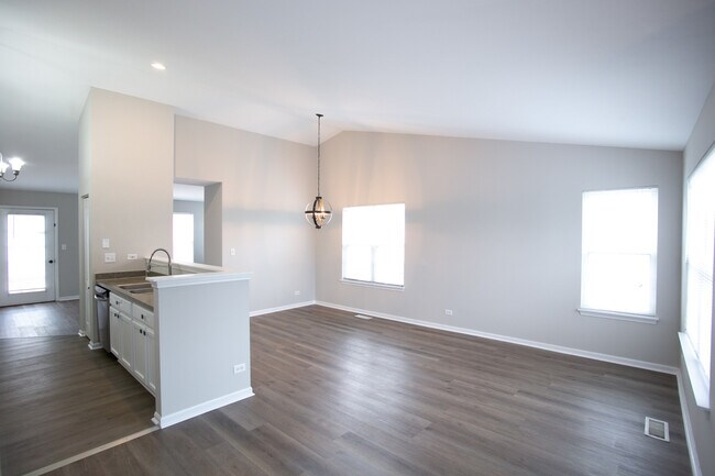 Foto del edificio - 2430 Golf Ridge Cir