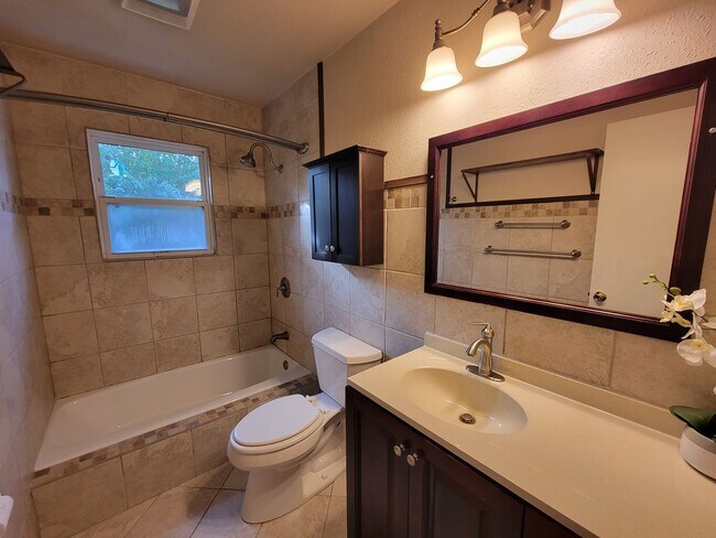 Foto del edificio - Great Home, Nice Yard,  Available Now