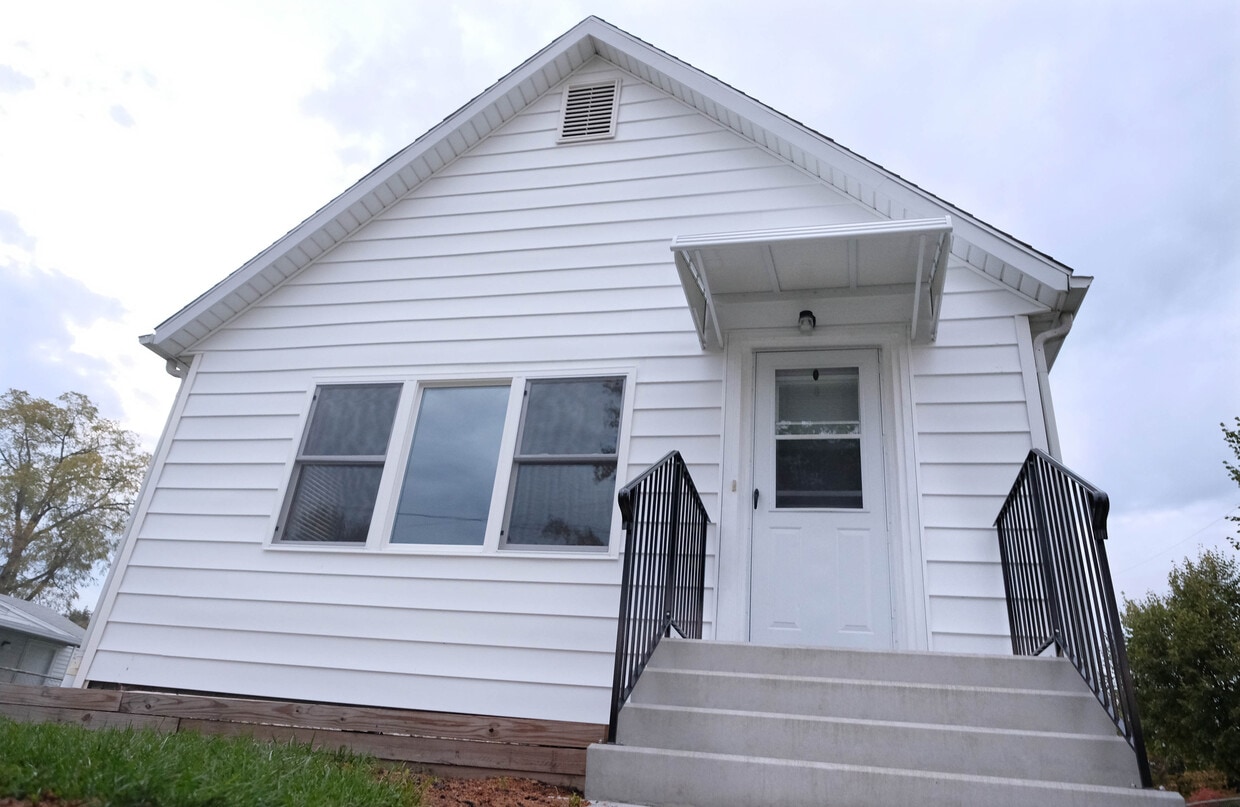 Primary Photo - 325 Clinton St