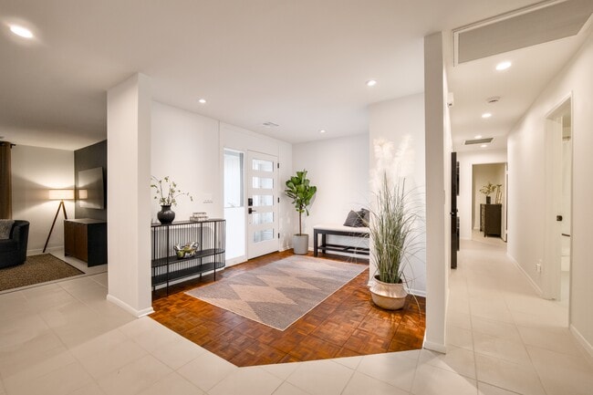 Building Photo - Golfside Villa