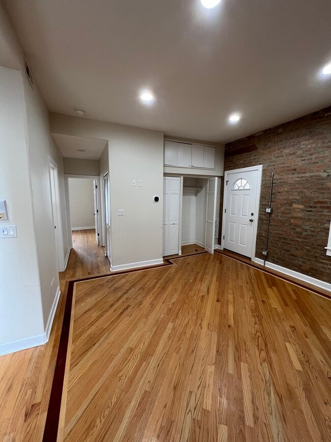 Foto del edificio - 2318 W Augusta Blvd