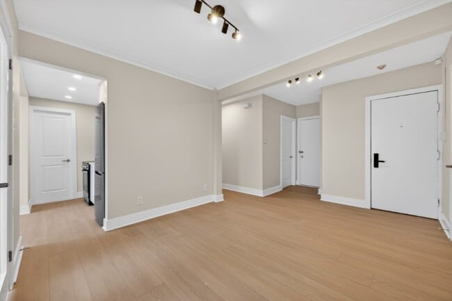 Building Photo - 2100 Van Horne