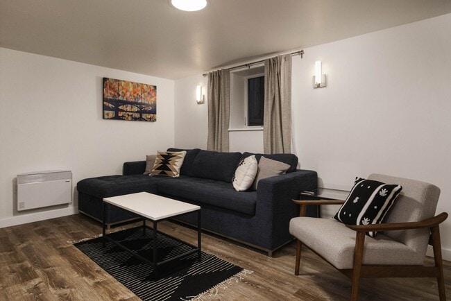 Building Photo - R0441