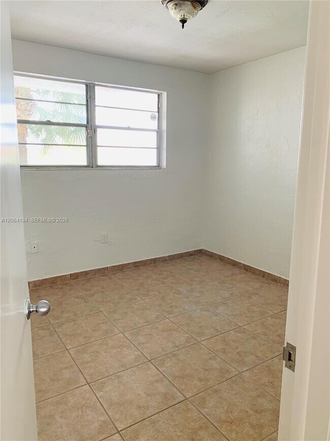 Foto del edificio - 6900 N Kendall Dr