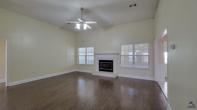 Building Photo - 303 Hummingbird Ln