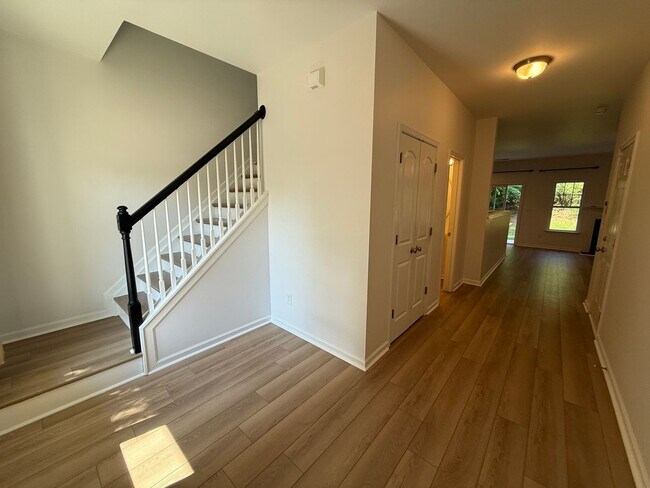 Foto del edificio - 3- Bedroom Corner Townhome In University City w/ Garage