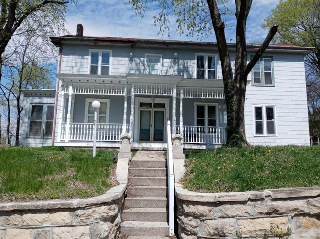 Building Photo - 605 hall st