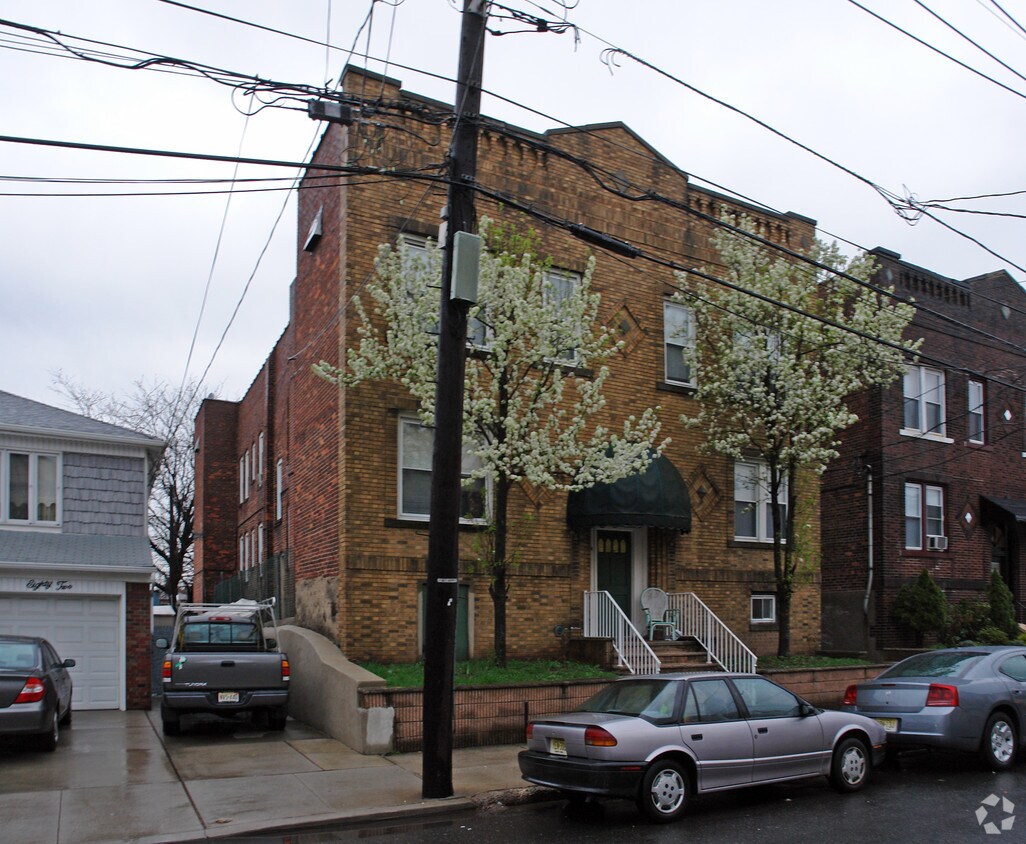 Building Photo - 84 W 24th St