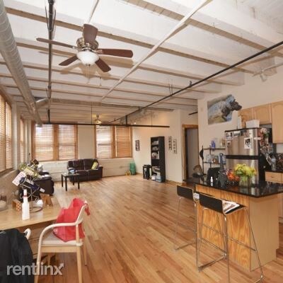 Building Photo - 1049 N Paulina St