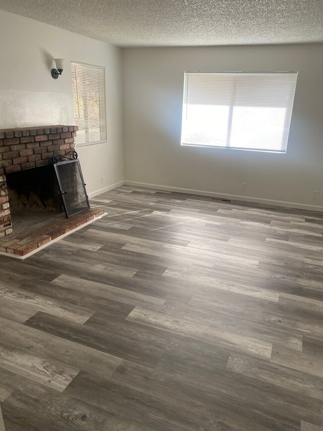 Building Photo - Newly Remodeled 2 bedroom 1 bathroom Duple...