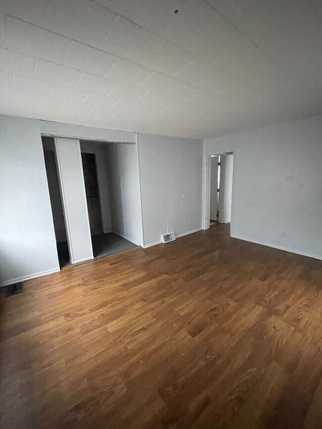 Foto del edificio - 413 W 7th St