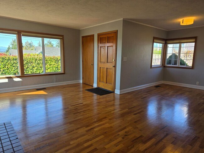 Foto del edificio - 2 Bedroom Home in Manette!