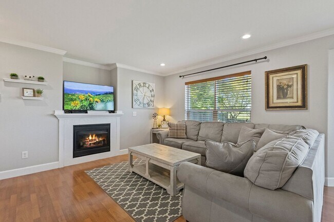 Building Photo - 3 Bed, 2.5 Bath - Pacific Highland Neighbo...