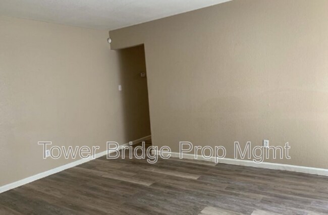 Foto del edificio - 6004 Bourbon Dr