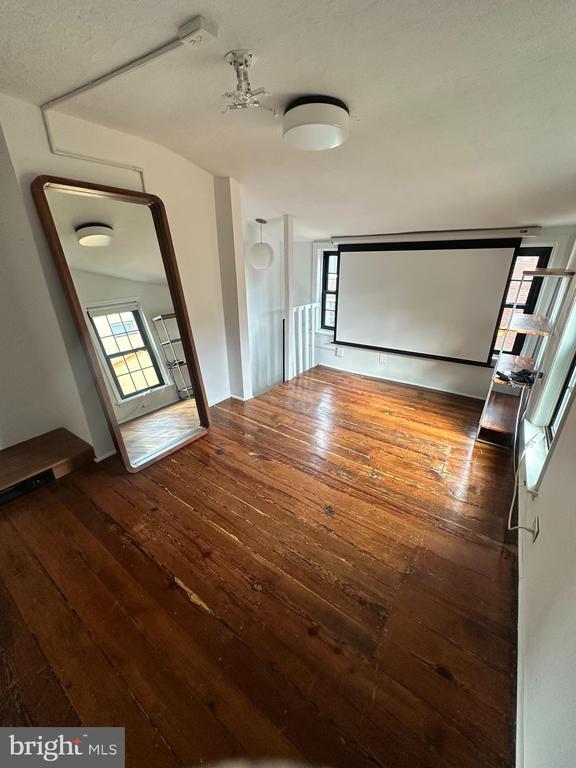 Building Photo - 410 S Alder St