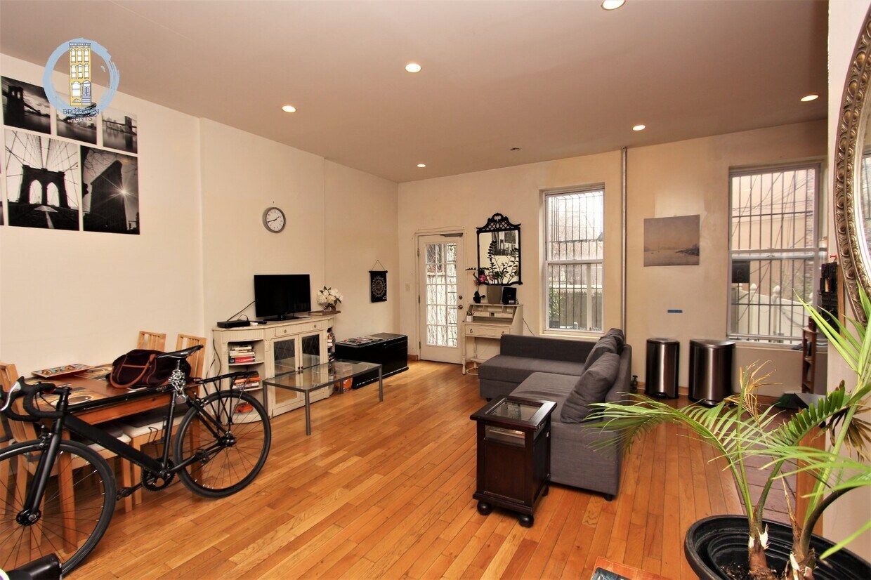 Primary Photo - 399 Smith St