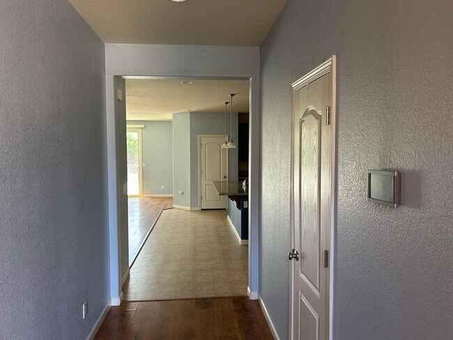 Foto del edificio - 1537 Sycamore Dr