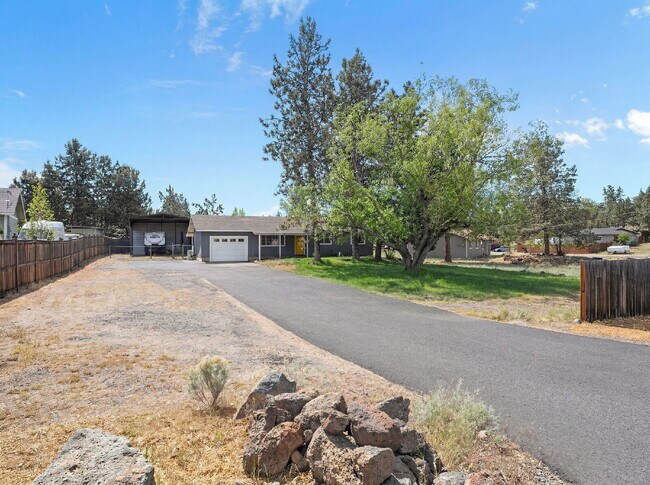 Foto del edificio - Charming 3-Bedroom Bend Home on 1/2 Acre with Expansive Yard, Mature Trees & Covered RV/Boat Storage