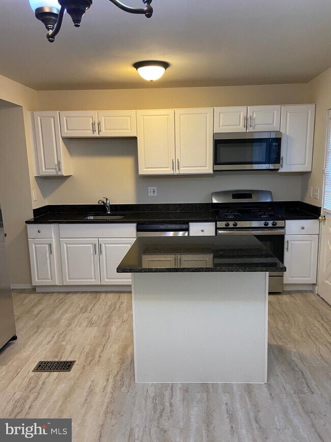 Building Photo - 6 Kilmory Ct