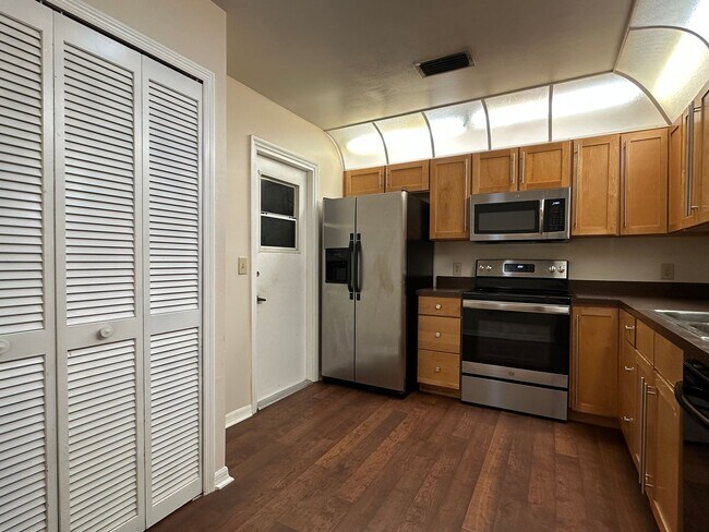 Building Photo - 2 Bedroom duplex with fenced yard and 1 ca...