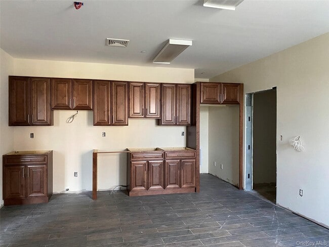 Building Photo - 21 Cedar Swamp Rd