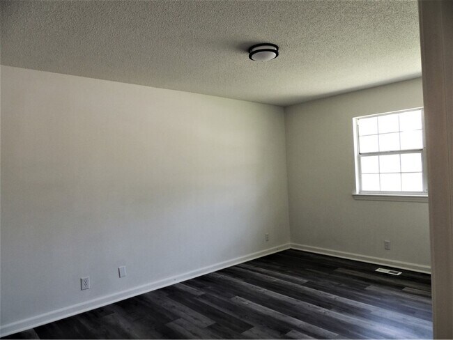 Building Photo - Huge Refreshed 5 Bed/ 3 Bath Home in Missi...