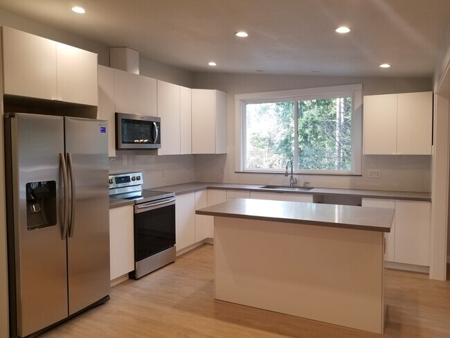 Cocina luminosa y espaciosa con encimera de acera. - 4070 149th Ave SE
