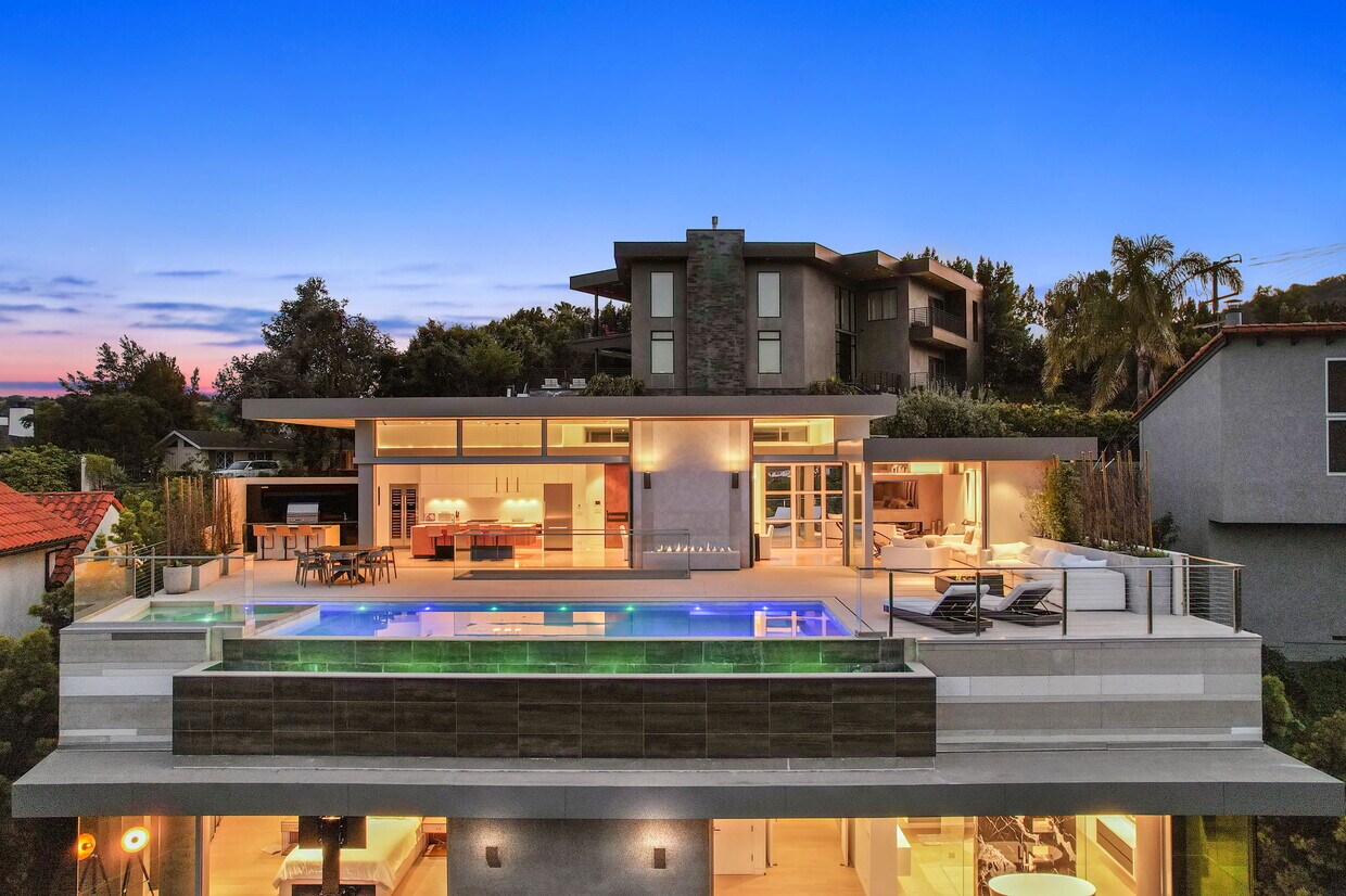 Foto principal - 2538 Carman Crest Dr