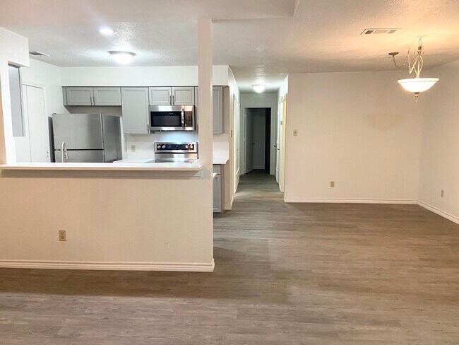Building Photo - 2121 Stone Moss Ln