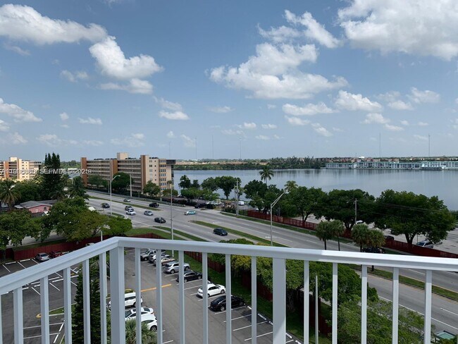 Foto del edificio - 1200 NE Miami Gardens Dr