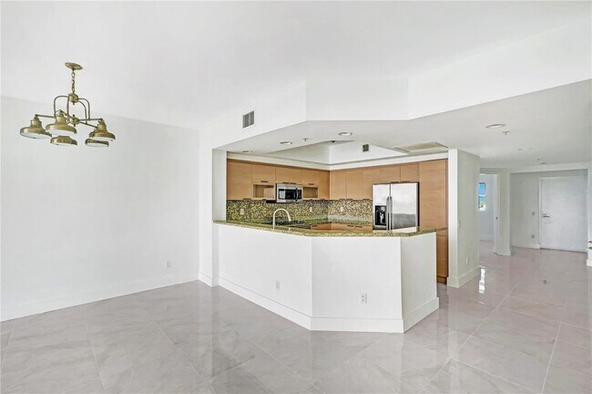 Foto del edificio - 14951 Royal Oaks Ln