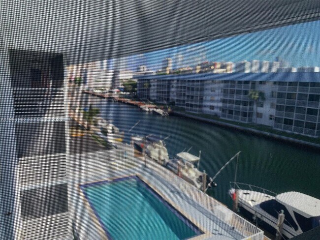 Foto del edificio - 3750 NE 170th St