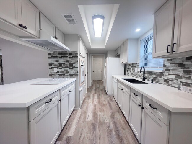 Foto del edificio - 8818 Grape St